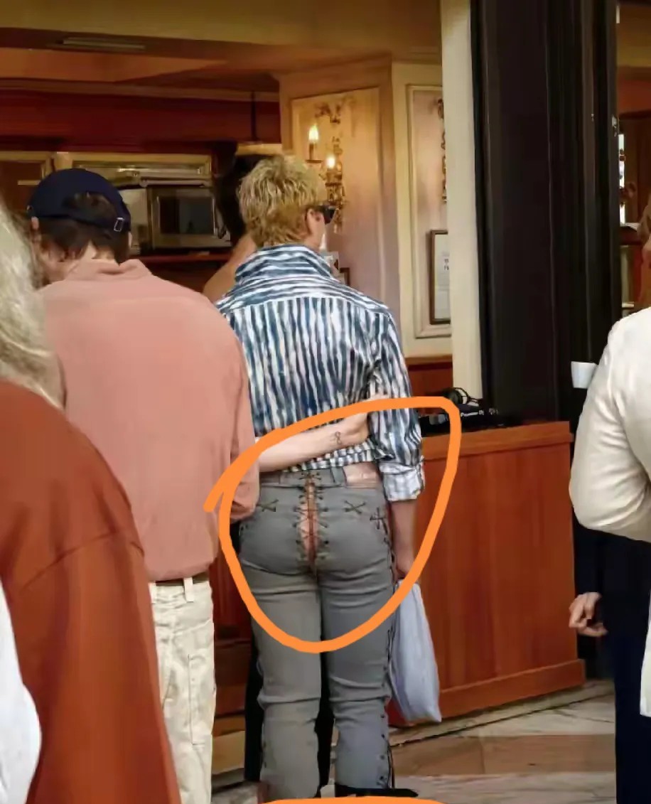 我是看不懂了现在的服装设计师这真的好看吗？这叫时尚吗？反正我是不敢穿