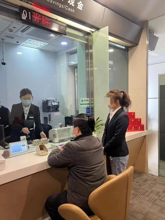 上海一男子，岳父母先后离世，处理好他们的后事后，男子和妻子到各银行查询两老的资产