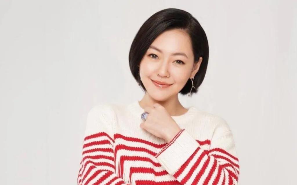 本以为小S一直活力满满，没想到曝出她状态极差，瘦到衣服都撑不住！照片里她身形单