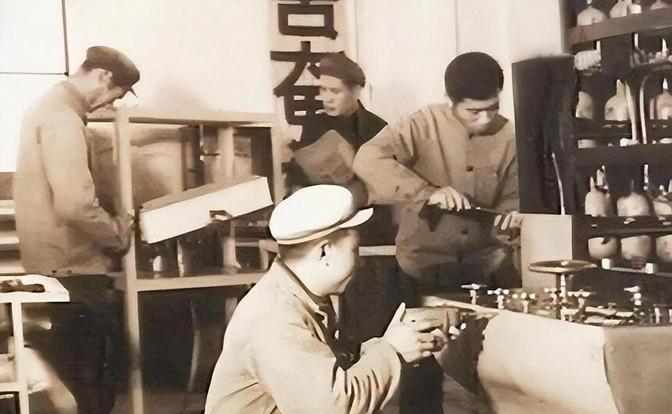 1968年，中国航天材料研究所迎来了一群人，他们拎着棍子，见到研究设备就抡起棍子