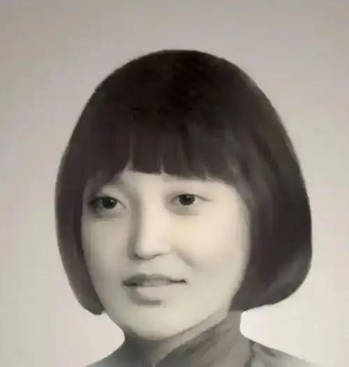 1928年9月，因叛徒出卖，她被捕了。次年3月，她在狱中生下孩子。15天后，她被
