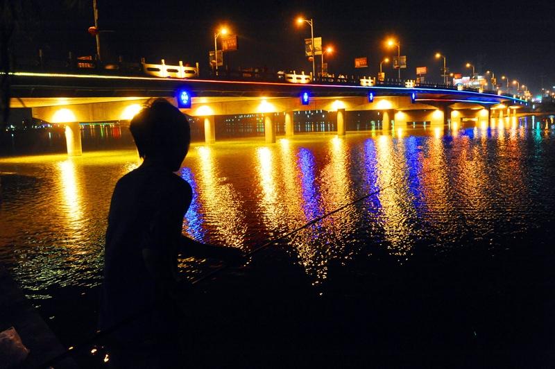 太离谱了，湖南益阳南县一个54岁的男子夜钓时竟被当成猎物遭枪击。10月8日晚，他