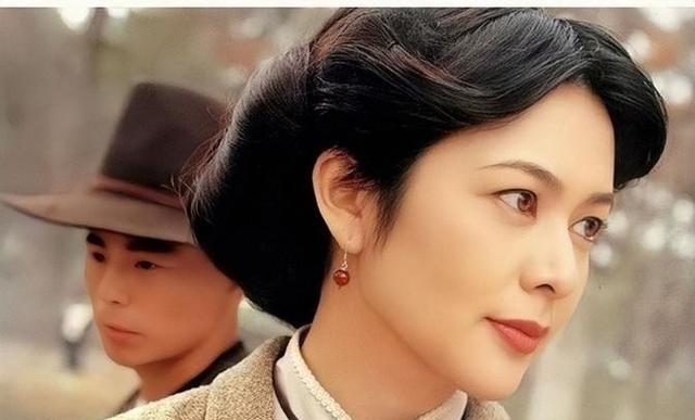 1982年，20岁的关之琳嫁给了大自己16岁的富商王国旌。结果不到一年，