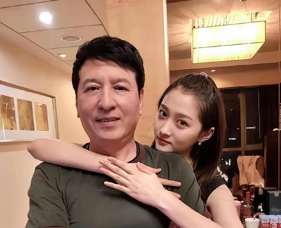 鹿晗给所有恋爱中的男生提了个醒找对象可以找漂亮的，也可以找家境好的，但千万