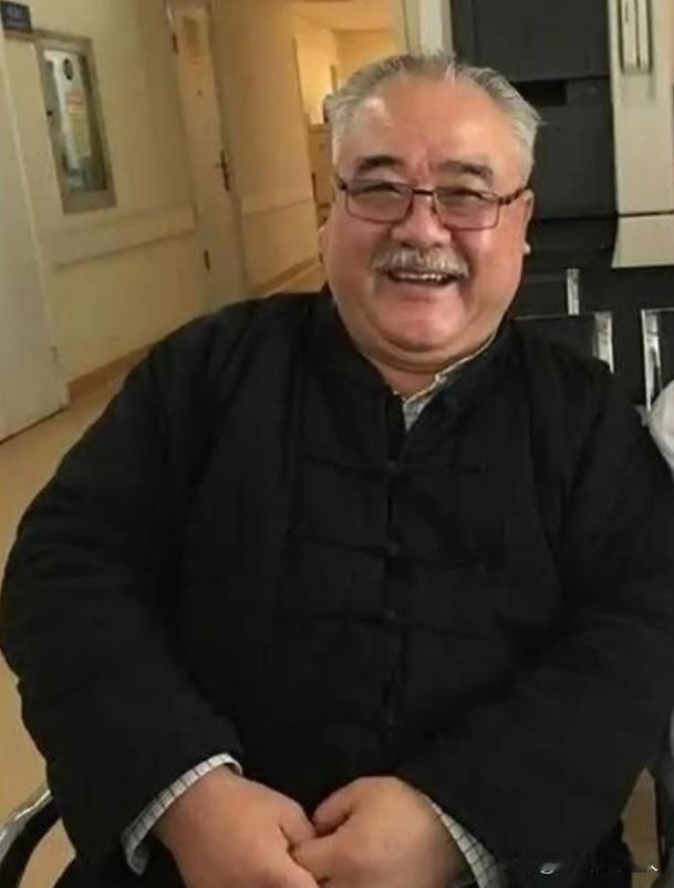 1988年,演员李嘉存花了38万,在北京买了一套别墅,又花了2000块月薪请来保