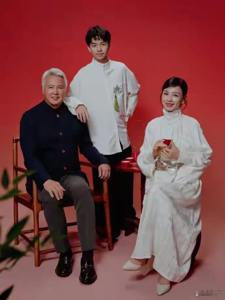 张庭近日在社交平台晒出一家四口全家福,15岁女儿林希曈凭借出众颜值与身高引发热议