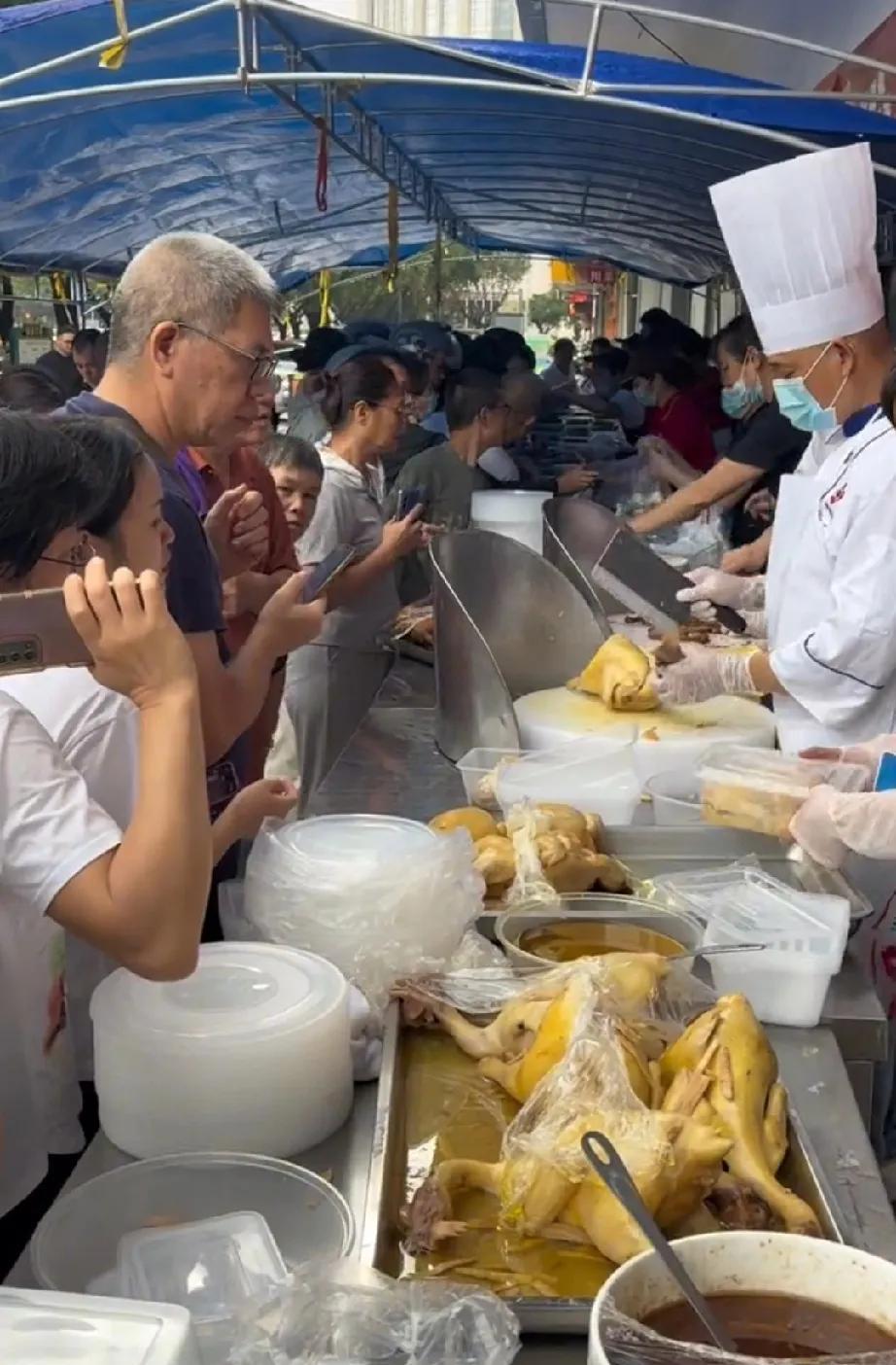 大家发现了没有？现在很多饭店和酒店，包括星级酒店，都在店门口出摊卖菜了，卖熟菜也