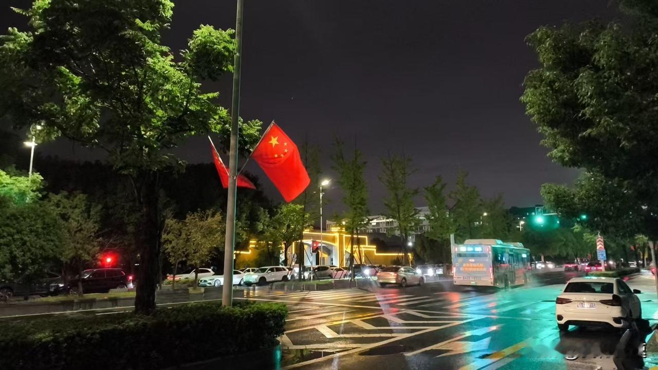 南京今天继续下雨，下大雨，刚翻了下天气预报，这波冷空气是真的来势汹汹。今天后半