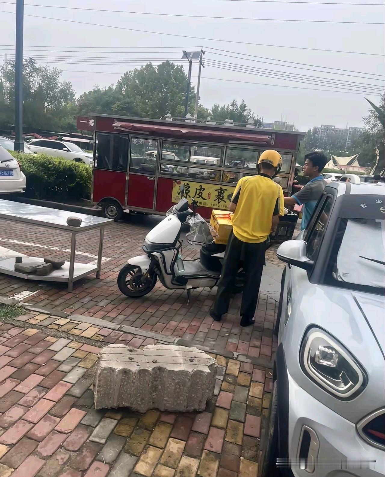 我媳妇的苹果17ProMax丢了，回到家以后趴在沙发上哭，我问了好久，才告诉