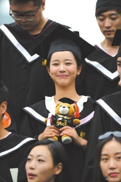 杨紫毕业典礼哭这段看得心里发酸。她和张一山从小一起长大，还做了四年大学同学，一边