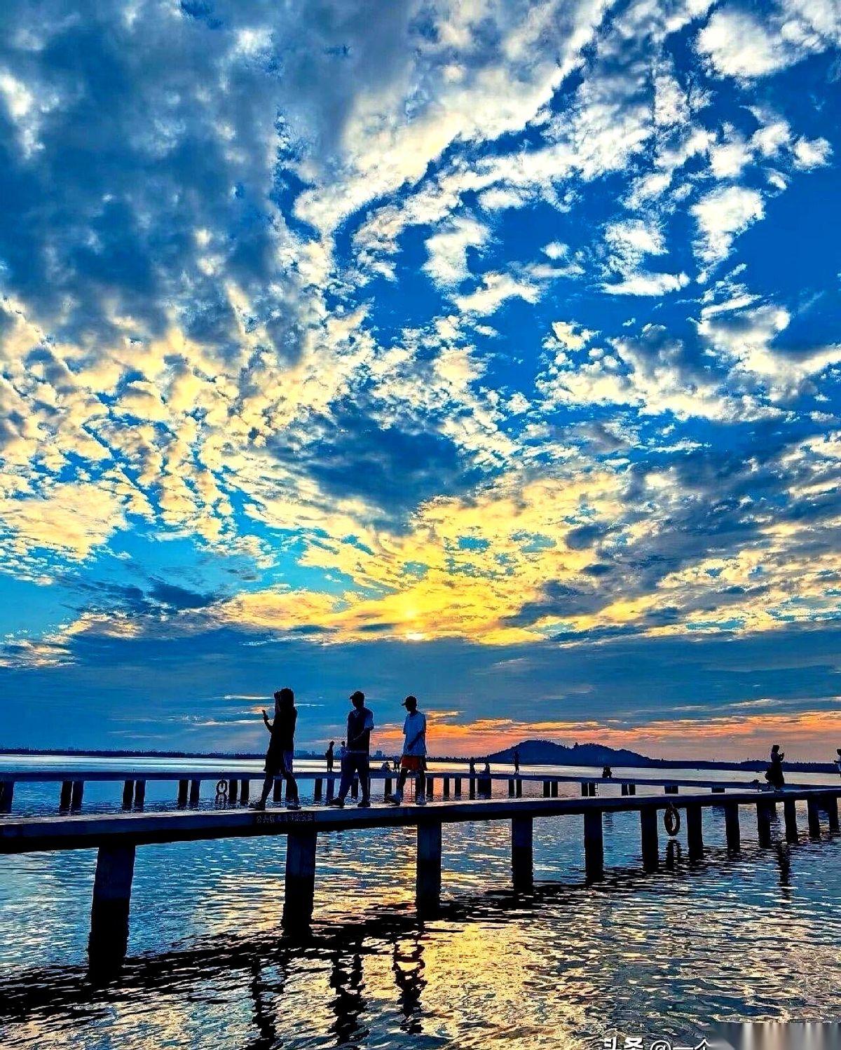 看到那个2025潜力城市的榜单，武汉，第八。我笑了。真的，不是不服，就是觉得