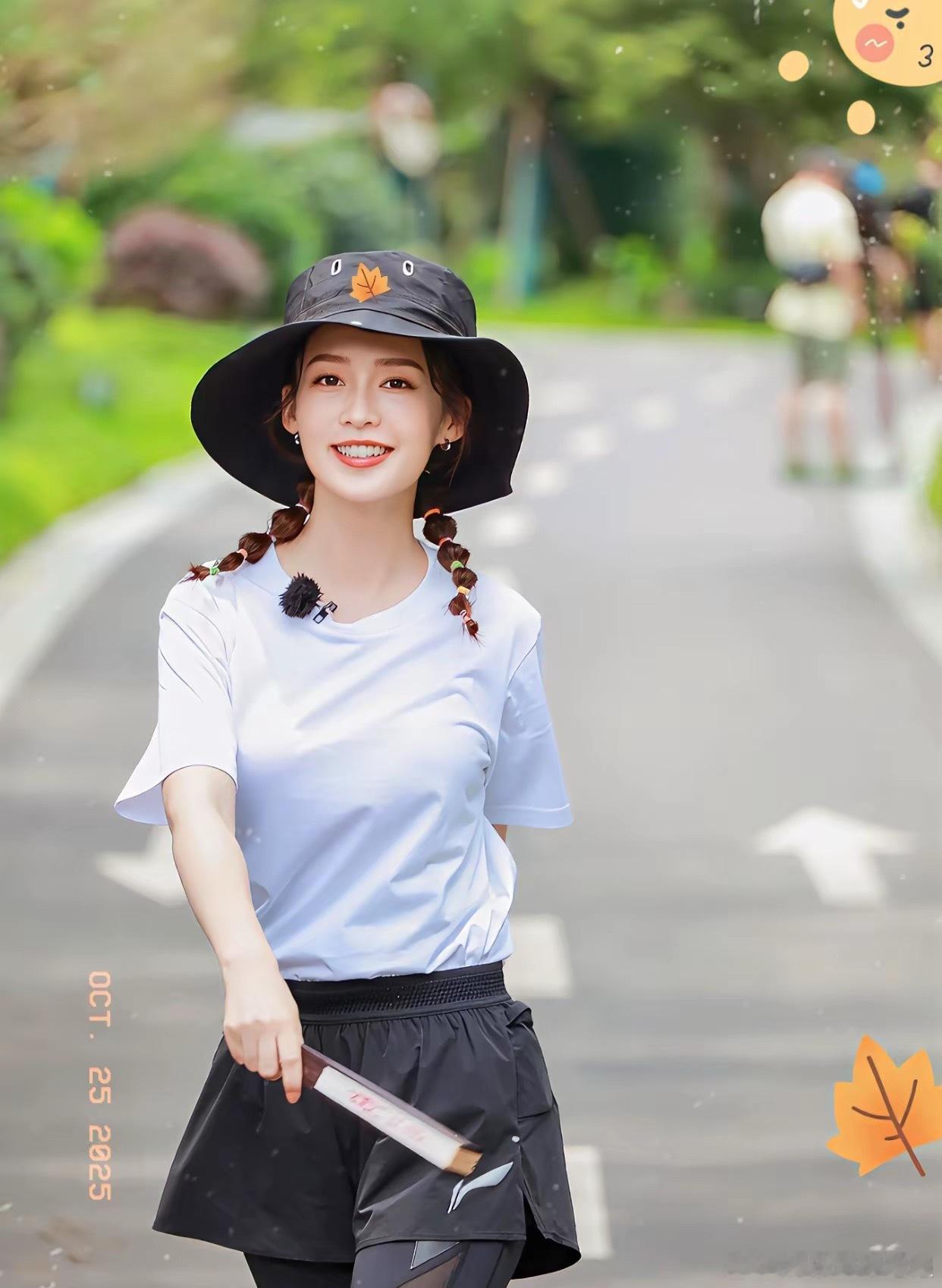 这下出名了，不仅刘亦菲没想到，就是钟楚曦也没想到，这次时装盛会李沁会这么受欢迎！