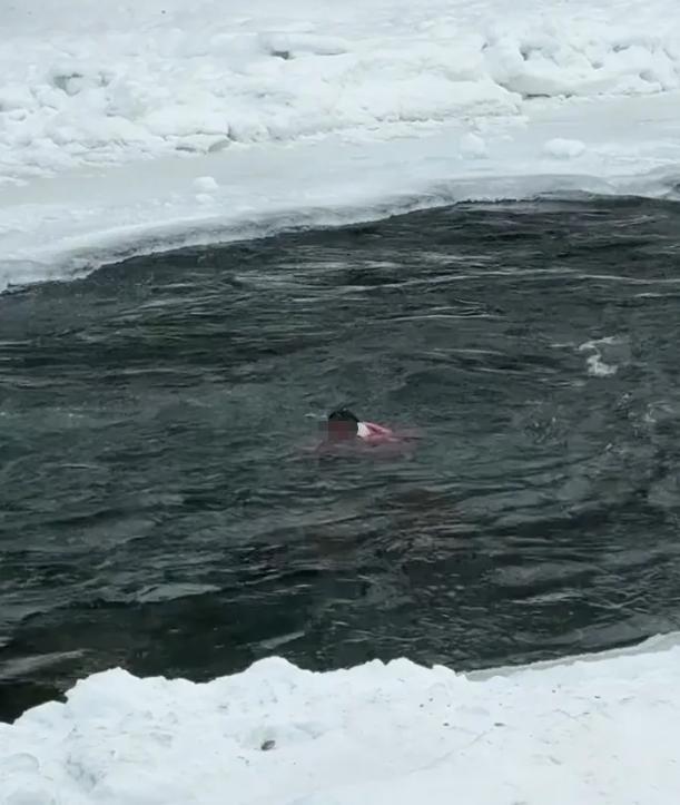 新疆阿勒泰，母女俩越过警戒线拍照，不慎掉下零下20℃碦纳斯河，双双被冰河冲跑！3