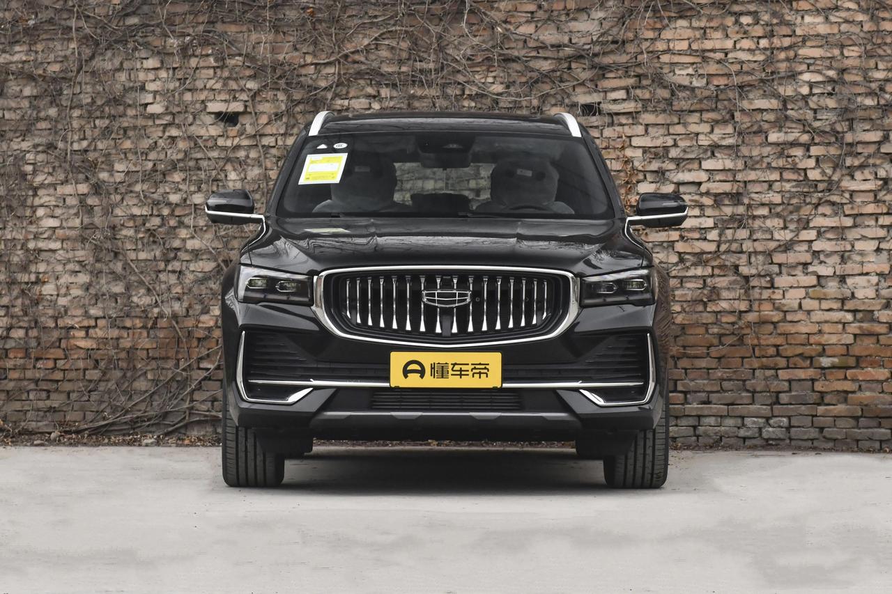 今天在路上看到了吉利星越L，气场确实强，宽车体+直瀑格栅看着挺高级，家用商务都能