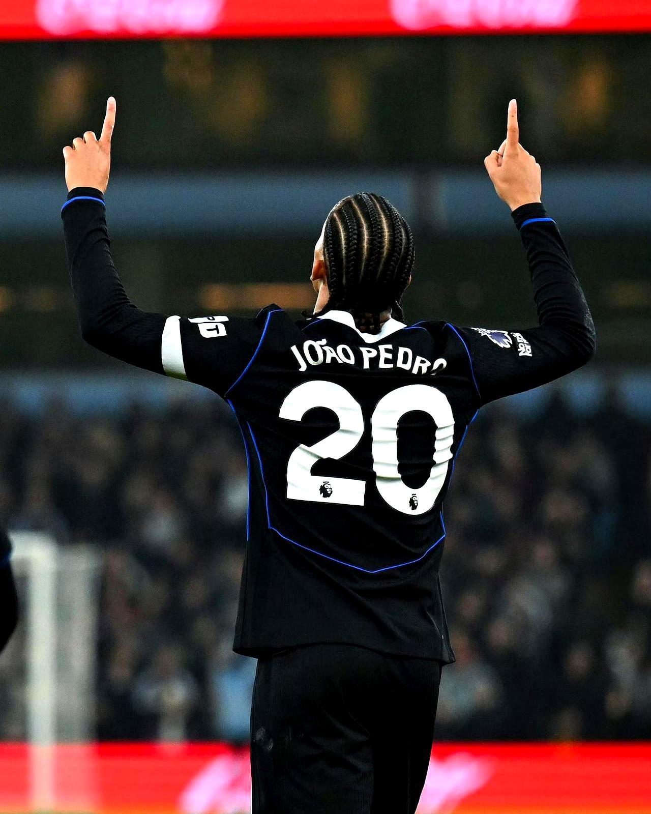 英超三十年，仅8位巴西人能单场砸进三球。2008年阿尔维斯用一场8比1的屠