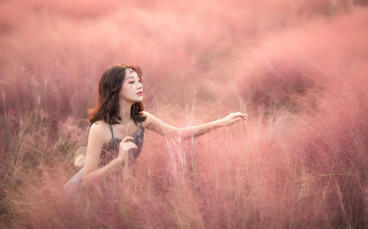 聊天时，女人给你这4个暗示，一般就是默许让你来撩。1、时不时跟你说自己是单身，