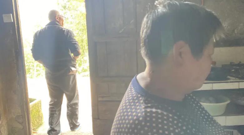 贵州山区有个男的，42岁，叫陈树。被老婆当众扇了一巴掌之后，整整十年没跟老婆说过