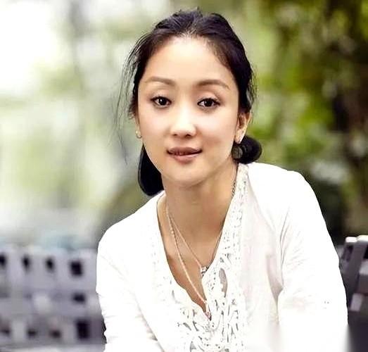 演员张瑶遇见陈科，没等男方开口，自己主动提了结婚这事。这个如今过着丁克生活的女