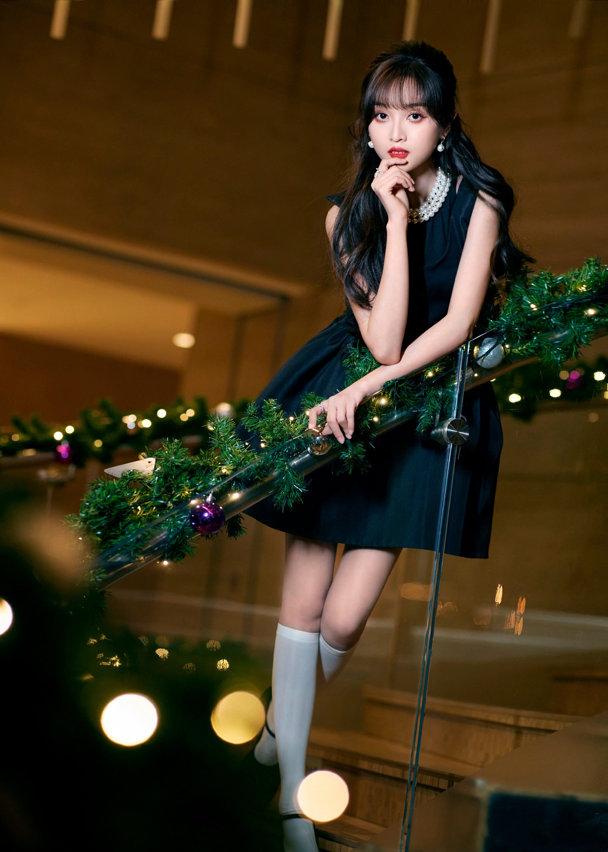 吴宣仪好会穿搭，黑裙子白袜子，这笑容甜而不腻。吴宣仪