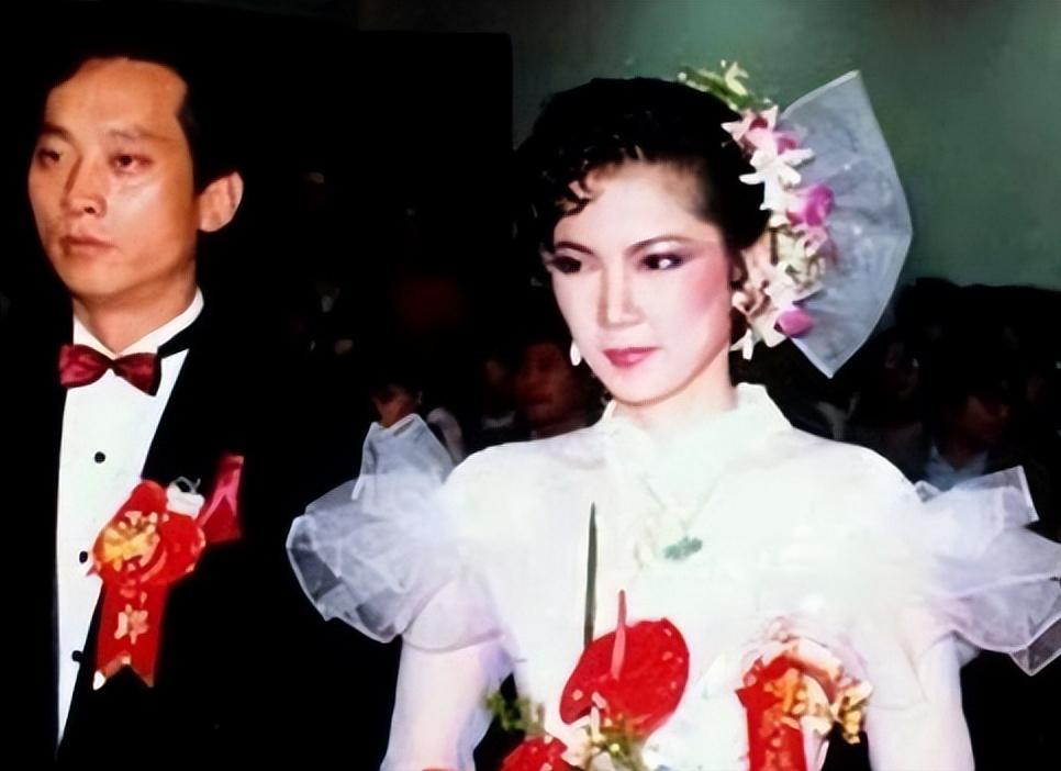 1985年，叛逃至台湾的飞行员萧天润和台湾美女主播张德芬结婚了，婚礼当天，萧天润