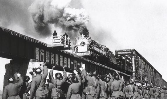1950年，我军后勤受阻，洪学智却提议让美军来炸毁我们的后勤卡车。彭总听后火冒三