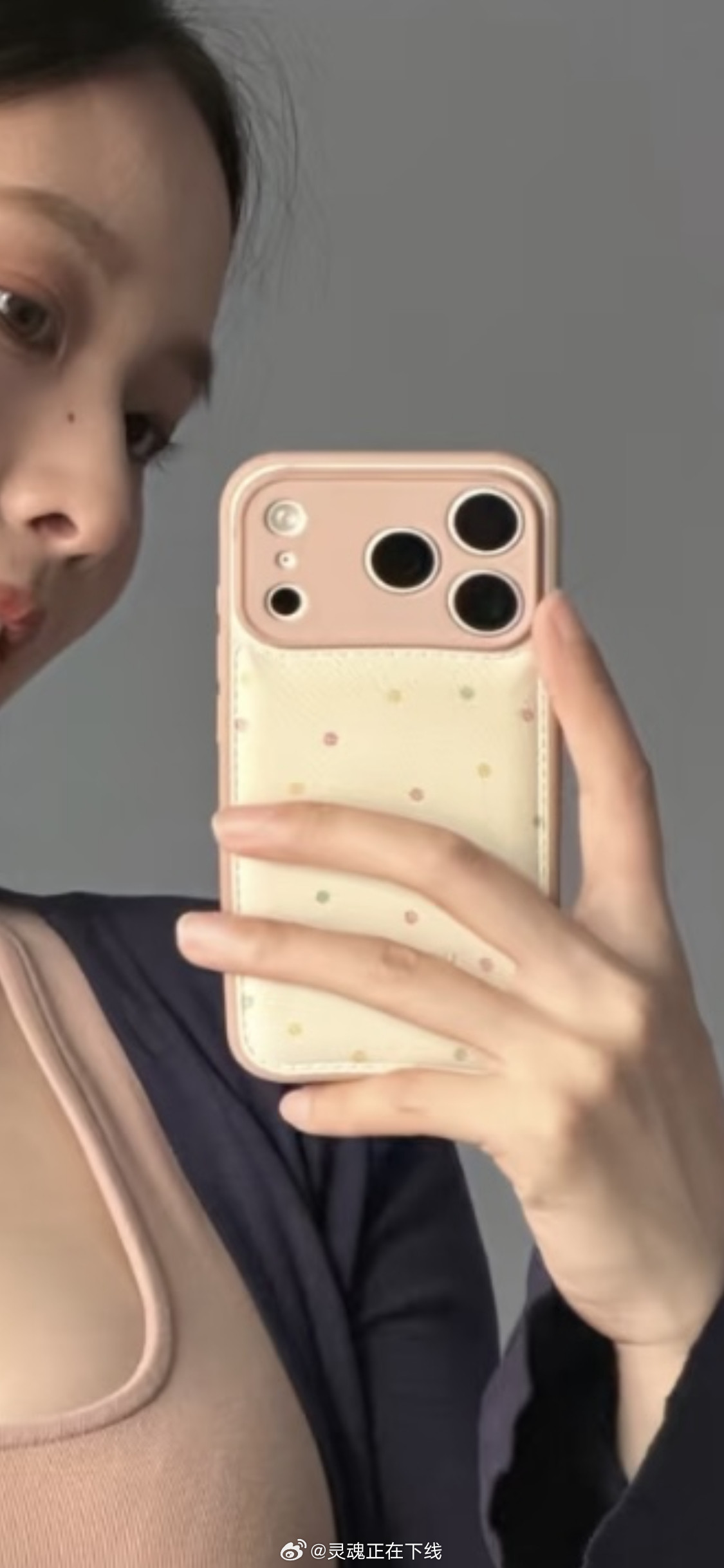 去年买iPhone17ProMax白色的小伙伴这个时候净赚4000！iPh