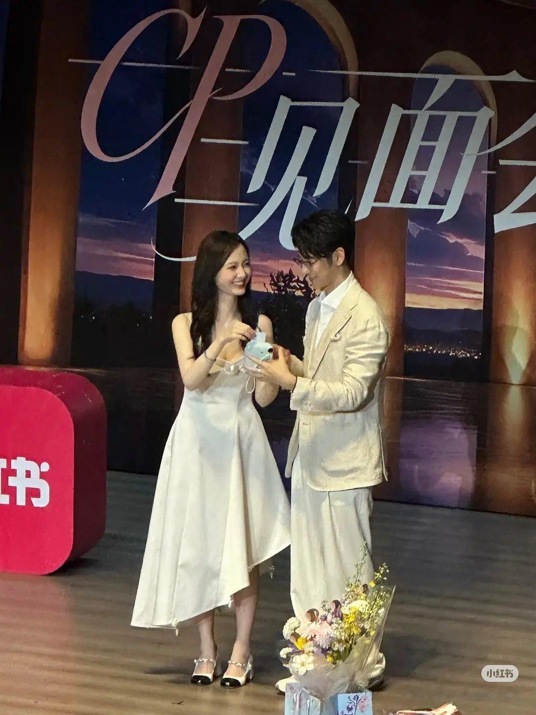 线下差距也太大了，不管长相还是身材