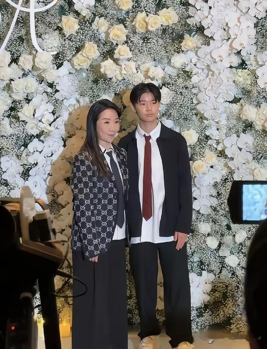 陶晶莹和李李仁这两个孩子还真的好像长反了。女儿长得像男孩，梳着帅气的发型，带着