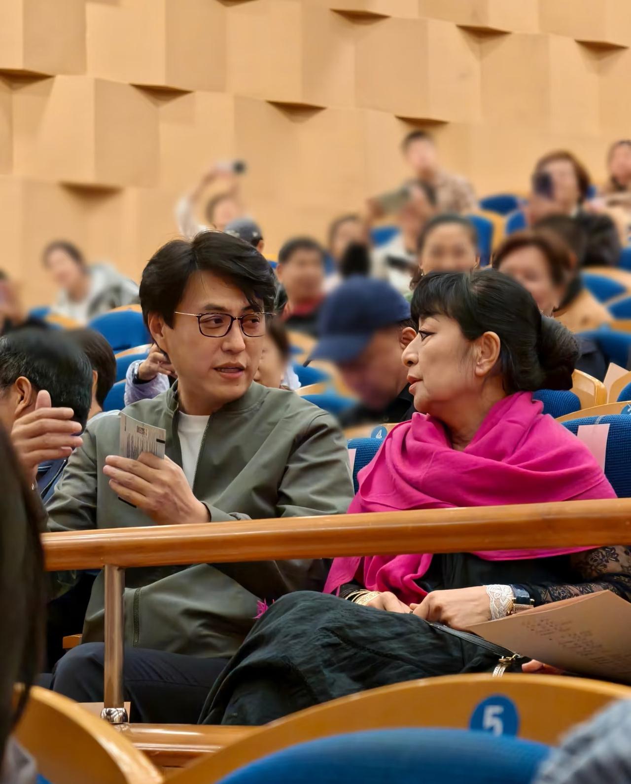 靳东与殷秀梅一起观看中国煤矿文工团《雄关长歌》音乐会，70岁的殷秀梅老师围着桃