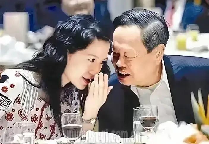 在美国大孙女的订婚宴上，当孙女婿用英语致辞时，杨振宁略显迟疑。翁帆立即倾身在他耳