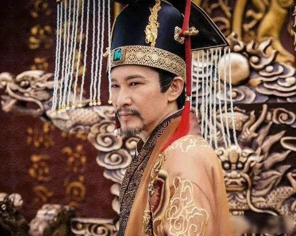 756年，长安失守，杨贵妃殒命，玄宗仓皇奔蜀。太子李亨也准备随行，却被建宁王一把