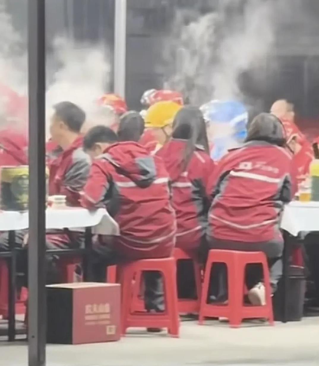 谁能想到啊，昨晚京东那场火锅宴，最欢乐的居然不是刘强东，不是快递小哥，更不是外卖
