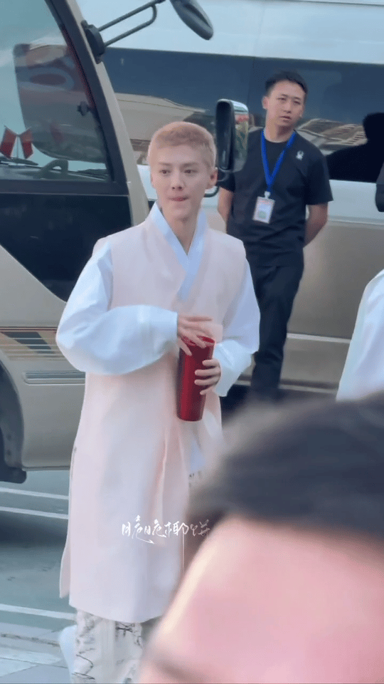 鹿晗撞脸任嘉伦鹿晗这是撞脸任嘉伦了吗？两人各有各的风格，都很帅！鹿晗任嘉伦寸头鹿