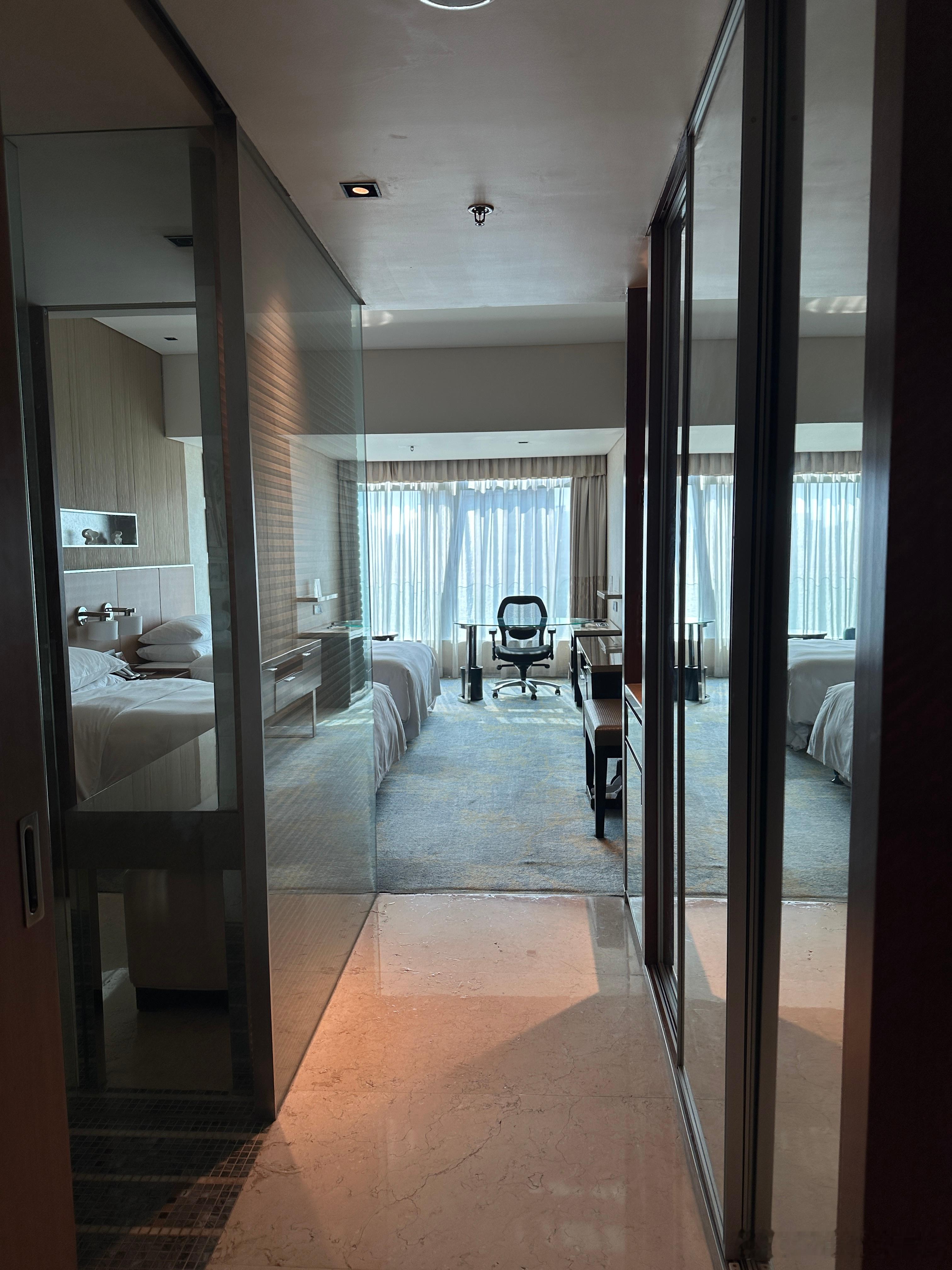 到酒店啦，给你们看看今晚的窝，感觉咋样？北京·北京金隅喜来登大酒店