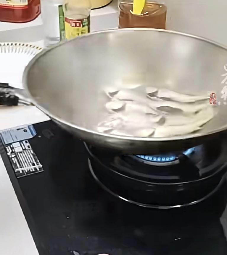 一条不经意的视频，却拯救了浙江一家工厂一女子发布了一条视频，讲述自家的炒锅用了