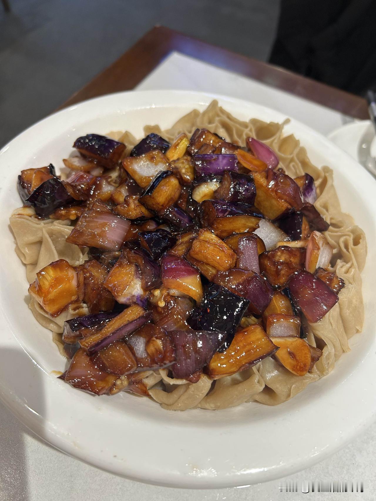 今天老公请我吃莜面窝窝一碗热乎的莜面窝窝，筋道的窝窝裹上浓郁的卤汁，一口下去