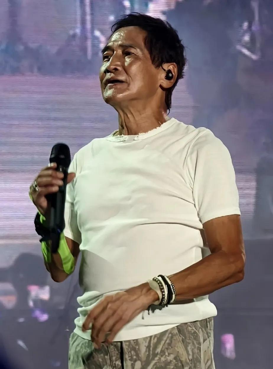 减肥才是男人的医美，齐秦比以前（右图）年轻了好多，整个人也精神奕奕，其气色和精