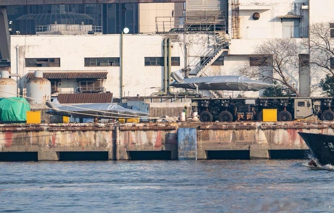 太科幻了，这东西竟是模块化“电磁弹射车”！好家伙，此前某造船厂出现的几架无人机全