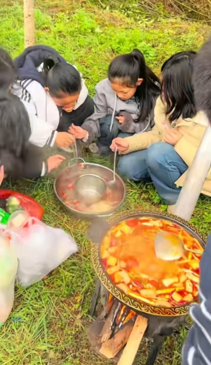 大城市里的孩子春游，忙着去超市买零食。乡镇孩子的春游，直接把锅碗瓢盆柴米油盐带进