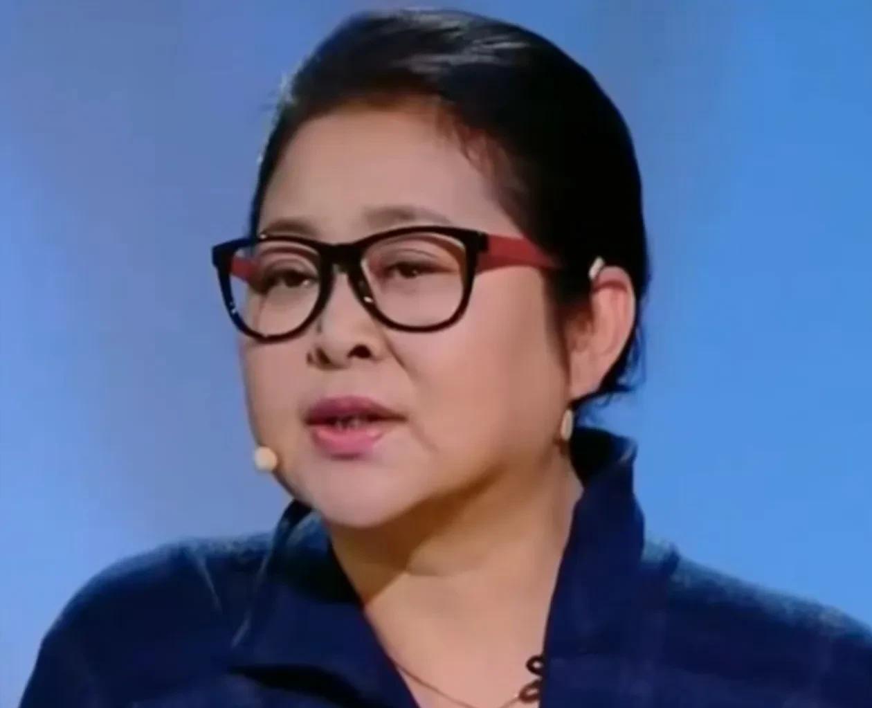 演员倪萍说：“我姥姥说在过去特别穷的时候，有一天下大雪，她家来了个要饭的老太太，