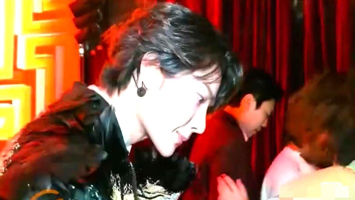 颁奖台上，华纳副总裁被请离场，王一博突然抢过话筒。他没有犹豫，直接邀请魏总