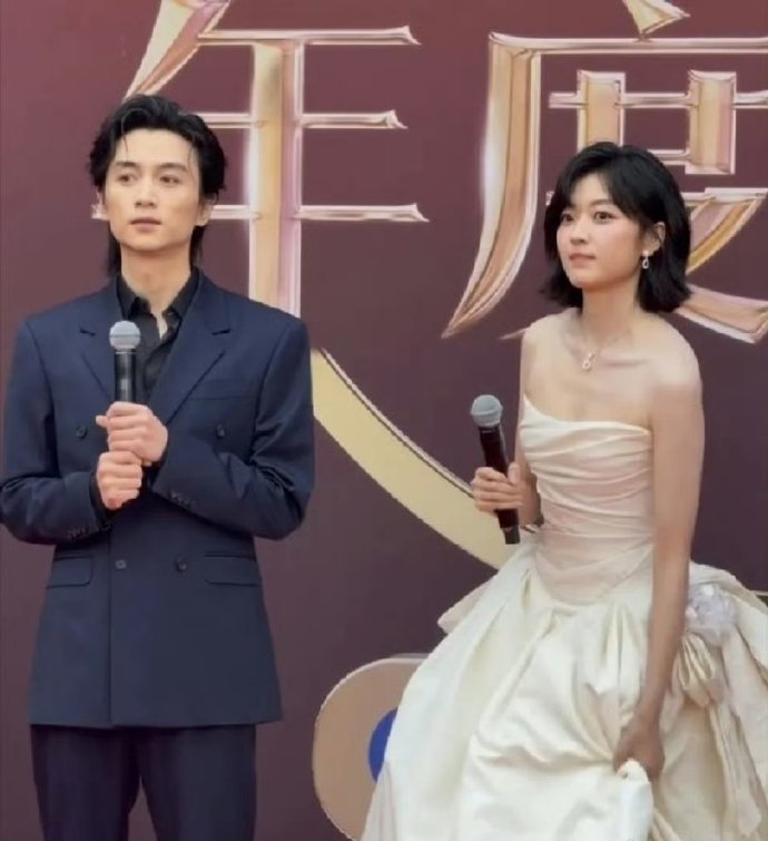 陈晓这是逆天了吗，瘦身成了纸片人，看起来比身边的孙千还轻呢