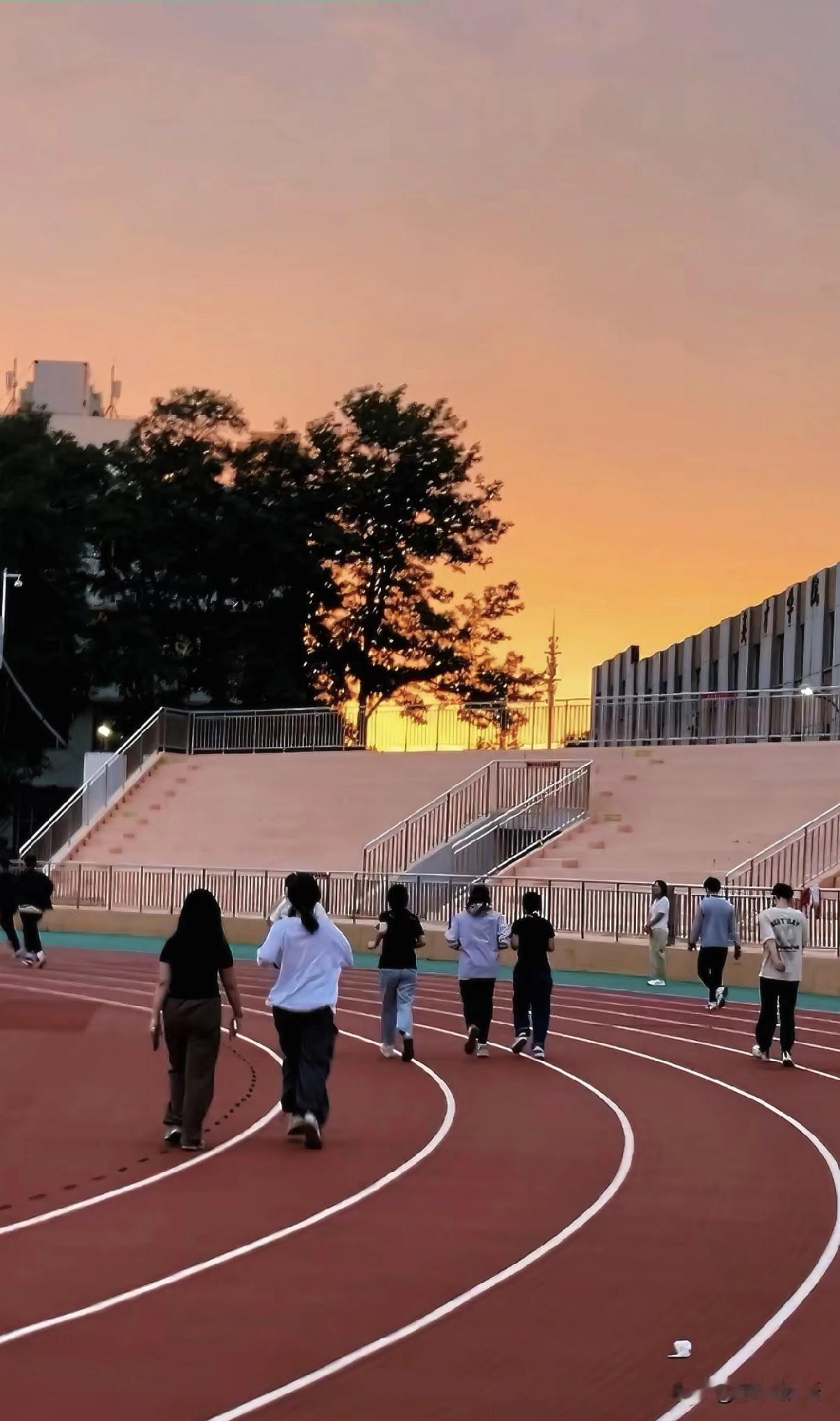 人老了才明白，真正的快乐就这三样！第一，后继有人不是非要传宗接代、光宗耀