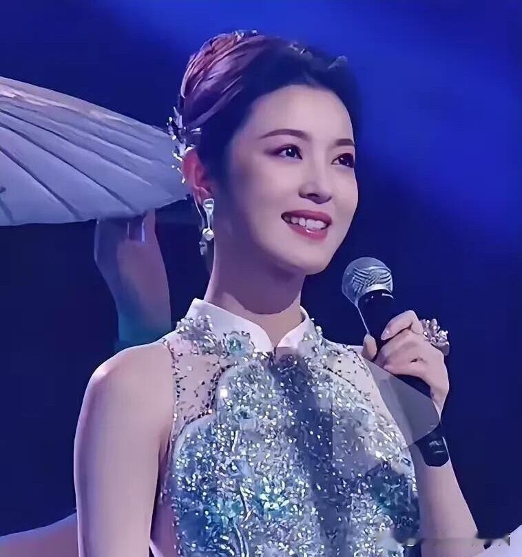 这样长相比周涛漂亮的主持人才是人见人爱、花见花开的大美人，用美若天仙，倾国倾城，