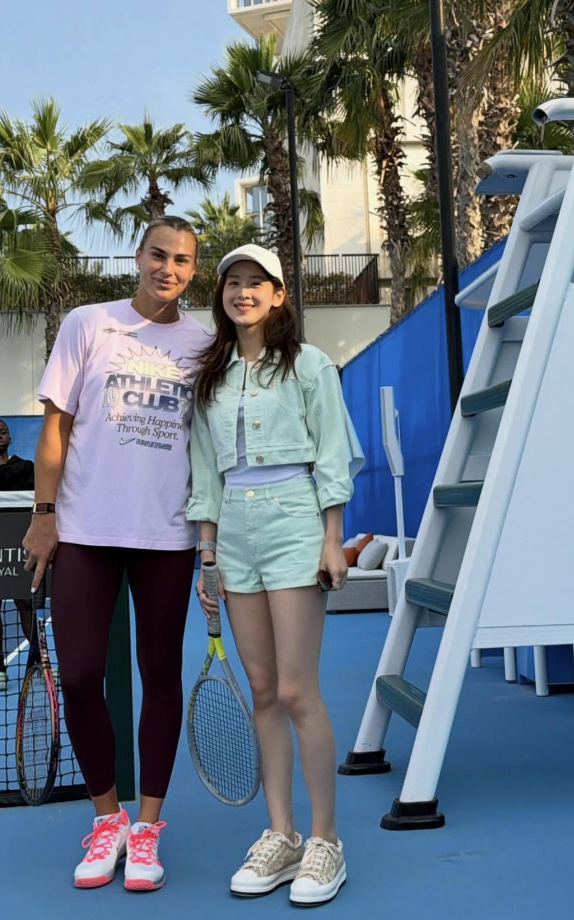 有钱人的圈子真小啊，她随便打打就能约到萨巴！不愧是某东的老板娘，感觉她这社交