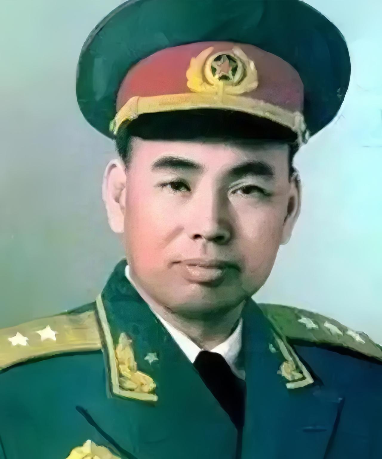 1955年，许世友，因为觉得军衔授低了，去找周恩来。结果，当周恩来说了“粟裕”