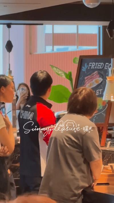 8.8孙颖莎早餐还吃蛋卷！今日首战朱芊曦~莎莎今天早餐还是一个蛋卷哈哈哈！看来