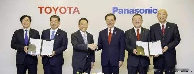 今年4月才接棒的丰田新社长，上任半年头一回出国，直奔广州，你说这信号明显不？10月8日，一汽、广汽和