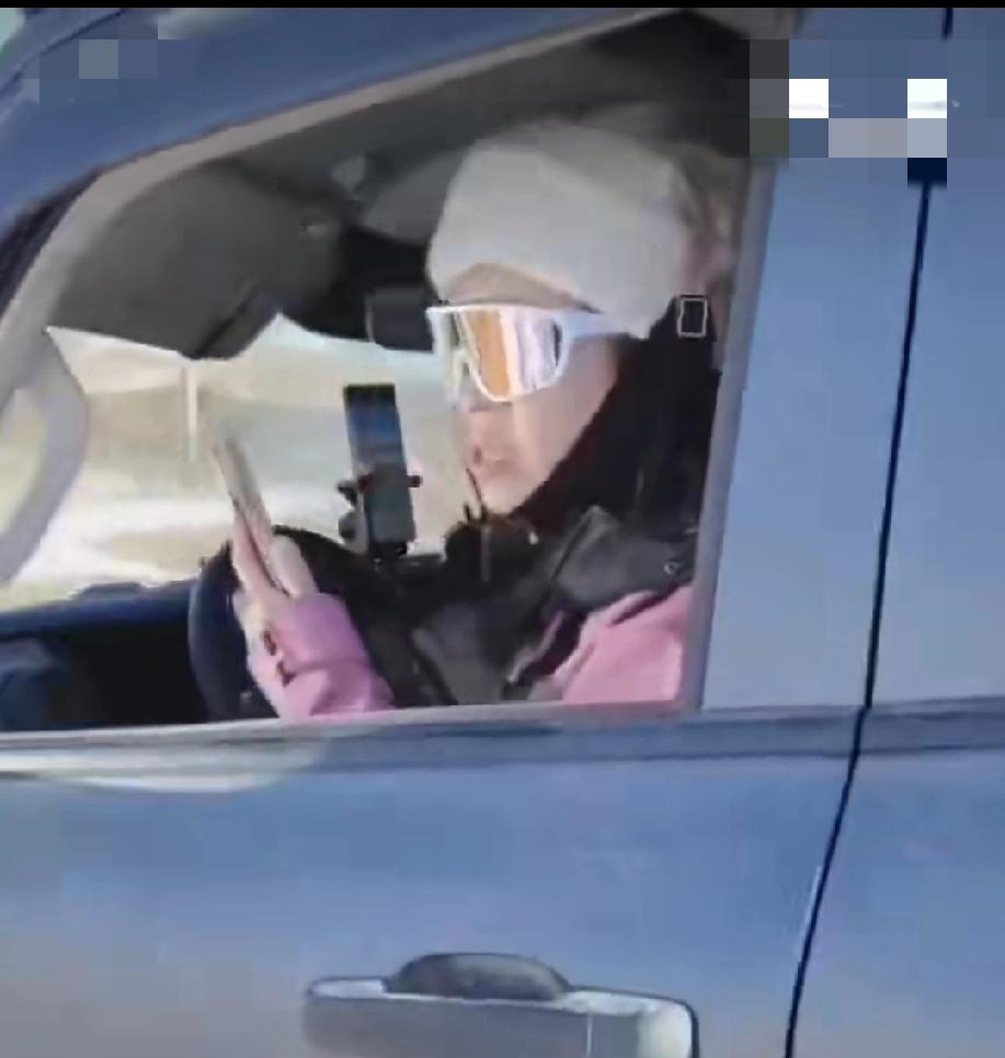 刷到这条视频我直接破防了！1月4日内蒙古赤峰，一位牧民大爷眼睁睁看着自家草