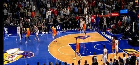 真把36岁的杜兰特当生产队的驴使唤了。申京全场命中率37%，阿门汤普森也是37%